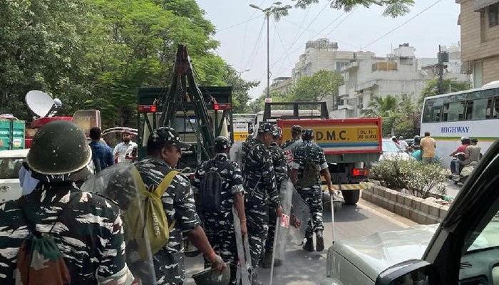 Bulldozer Action in Delhi : जहांगीरपुरी से शुरू हुआ MCD का बुलडोजर आज मंगोलपुरी और न्यू फ्रेंड्स कॉलोनी तक पहुंचा